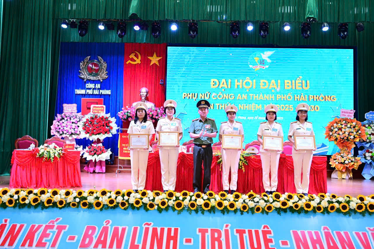 Những “Bông hoa thép” giữa đời thường - Dấu ấn CBCS nữ An ninh nội địa thành phố Cảng